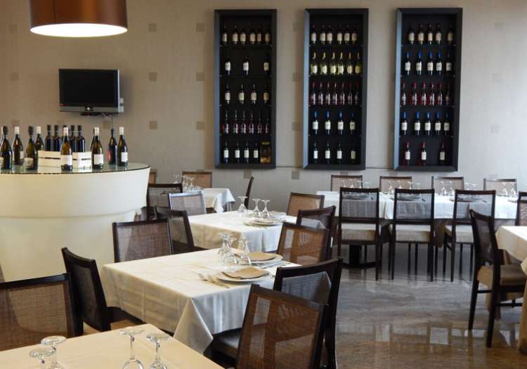 Una cena romantica arricchita dai nostri pregiati vini, italiani o esteri.